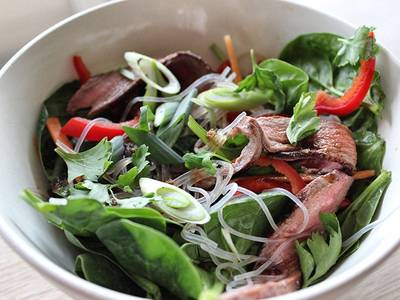 Asiatisk Salat med røget oksefilet